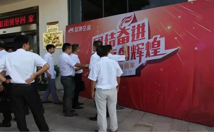 恰戰(zhàn)狼歸來，憶往昔崢嶸歲月稠