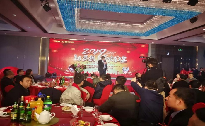 載舞載歌喜財(cái)神，龍騰虎躍歐博人，納吉金豬齊聚力，招兵買馬迎新春